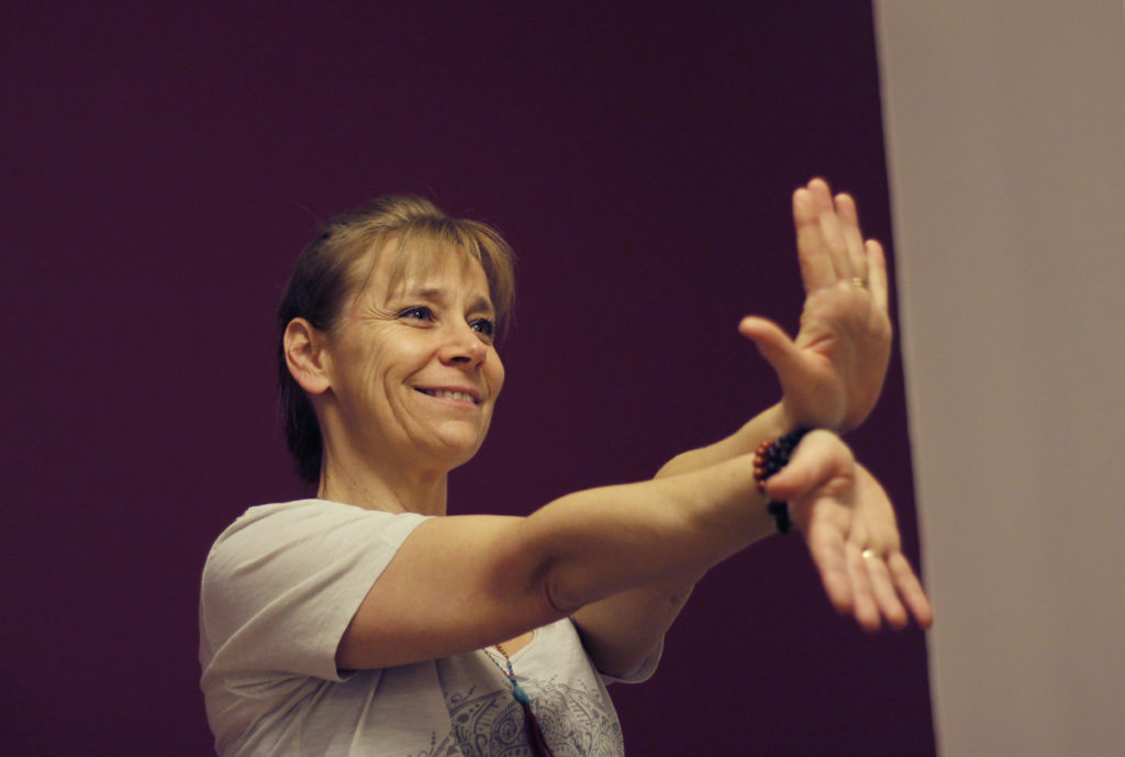 Magali Pottier pendant une pratique de yoga