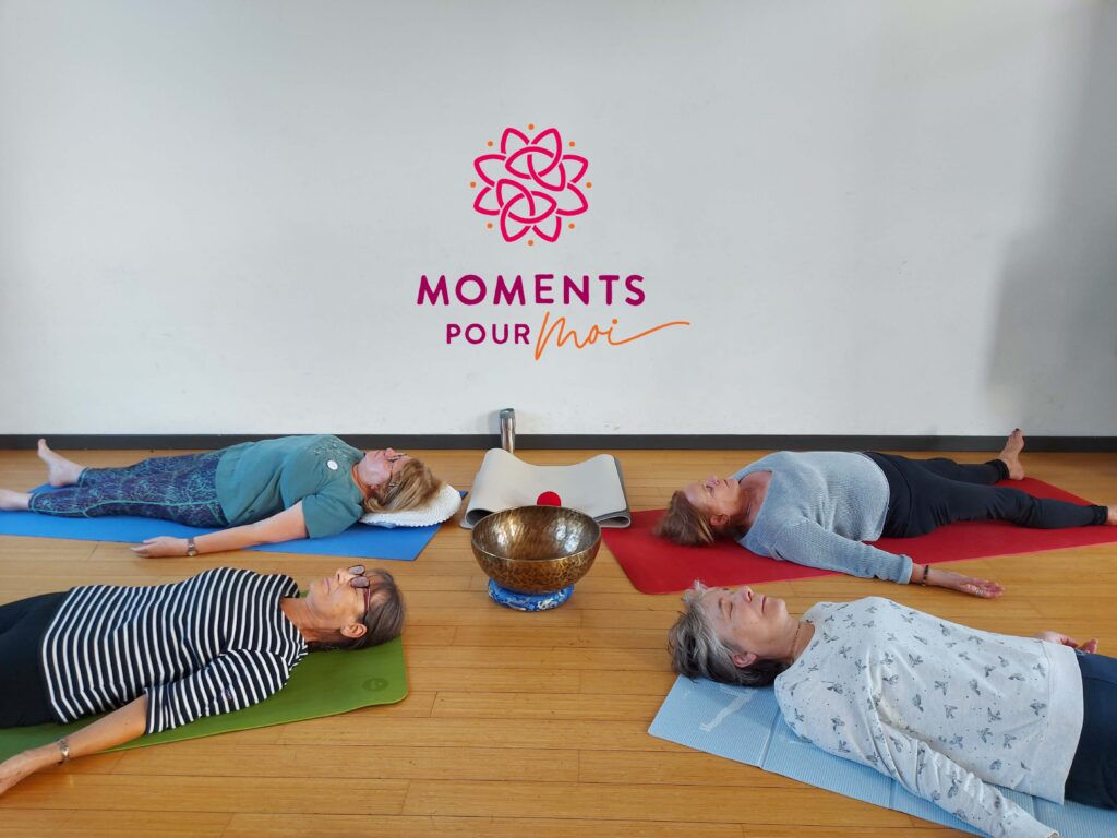 Participants à une relaxation de yoga chez Moments pour moi